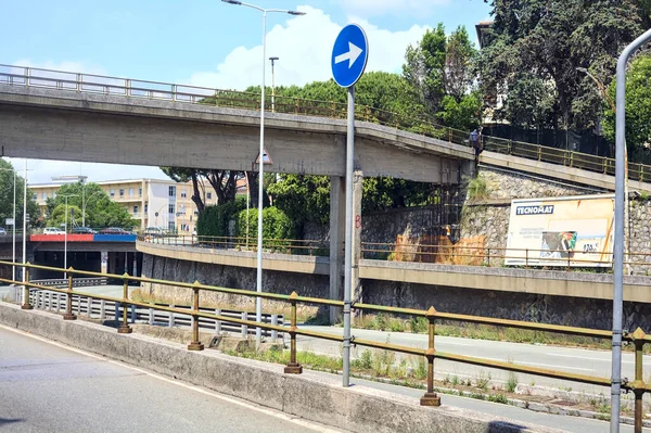 Podwyższone Drogi Autostradzie Skywalk Samochody Przejeżdżające Przez Włoskie Miasto Pochmurny — Zdjęcie stockowe