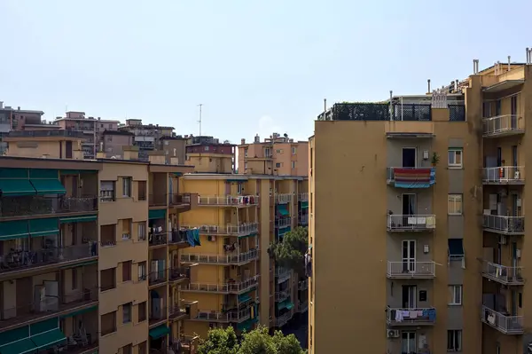 Filas Condominios Una Ciudad Italiana Día Soleado Verano Visto Desde — Foto de Stock