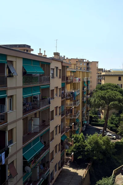 Filas Condominios Una Ciudad Italiana Día Soleado Verano Visto Desde — Foto de Stock