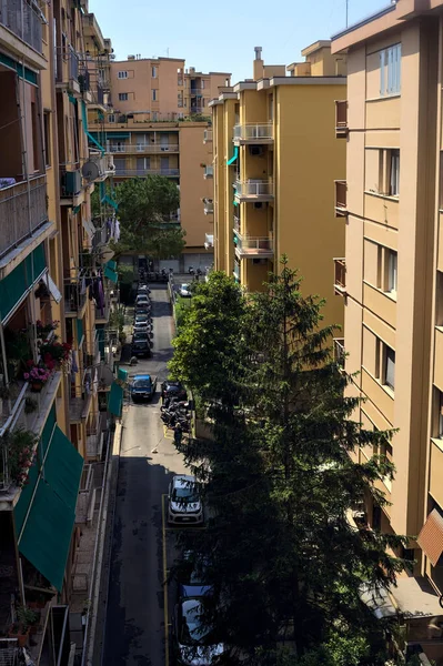 Rangées Condominiums Dans Une Ville Italienne Par Une Journée Ensoleillée — Photo