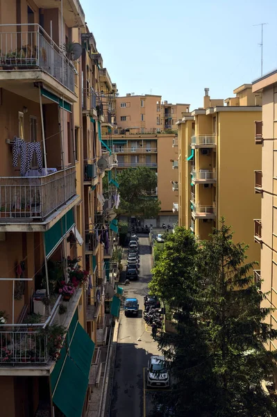 Fileiras Condomínios Uma Cidade Italiana Dia Ensolarado Verão Visto Cima — Fotografia de Stock