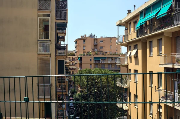 Rangées Condominiums Dans Une Ville Italienne Par Une Journée Ensoleillée — Photo
