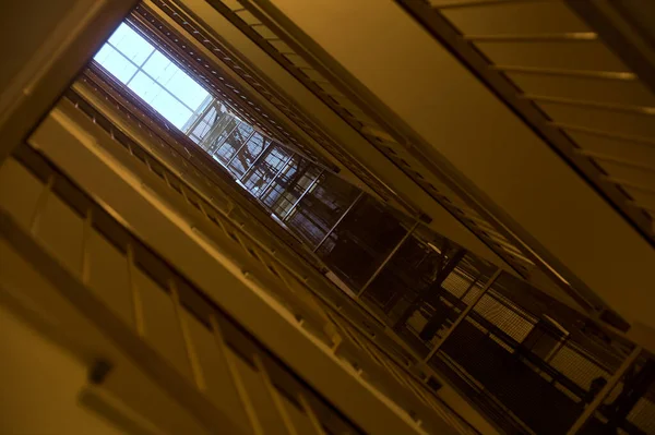 Escalier Ascenseur Dans Immeuble Résidentiel Avec Une Fenêtre Plafond Vue — Photo