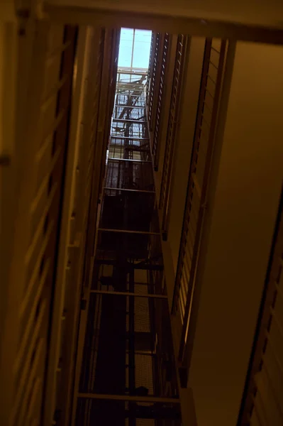 Escada Elevador Edifício Residencial Com Uma Janela Teto Visto Baixo — Fotografia de Stock
