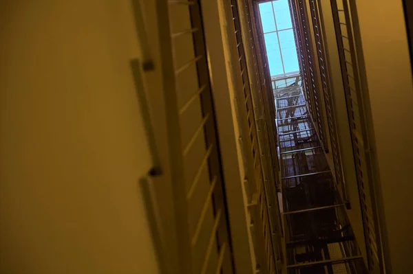 Escada Elevador Edifício Residencial Com Uma Janela Teto Visto Baixo — Fotografia de Stock