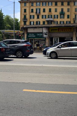 İtalyan kasabasındaki bir caddenin kenarındaki tamirhane ve diğer dükkanlar.