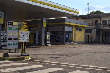Gün batımında köy yolunun kenarındaki benzin istasyonunda yaya geçidinde görülmüş.