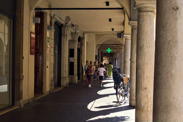 사람들 나가는 이탈리아 마을에 — 스톡 사진