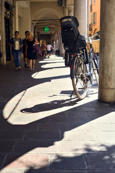 Veranda Een Italiaanse Stad Met Voorbijgangers Een Zonnige Dag — Stockfoto