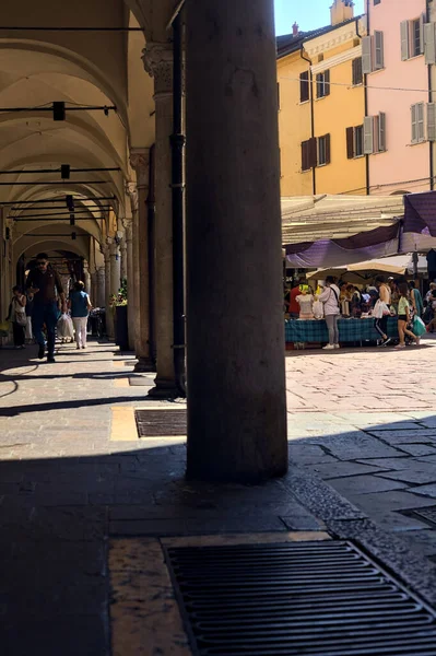 Plein Met Kraampjes Voorbijgangers Een Zonnige Dag Een Italiaanse Stad — Stockfoto