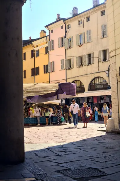 Náměstí Stánky Lidé Procházející Slunečný Den Italském Městě Vidět Verandy — Stock fotografie