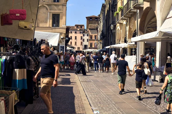 Stánky Lidmi Procházející Slunečného Dne Italském Městě — Stock fotografie
