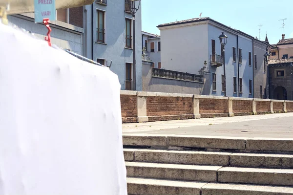 イタリアの町で晴れた日に白い布で囲まれた街灯のプロムナード — ストック写真