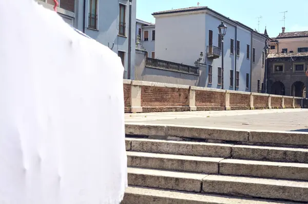 Πεζόδρομος Φανάρια Πλαισιωμένα Από Λευκό Πανί Μια Ηλιόλουστη Μέρα Ιταλική — Φωτογραφία Αρχείου