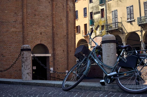 Велосипед Опирается Столб Площади Рядом Улицей Итальянском Городе — стоковое фото