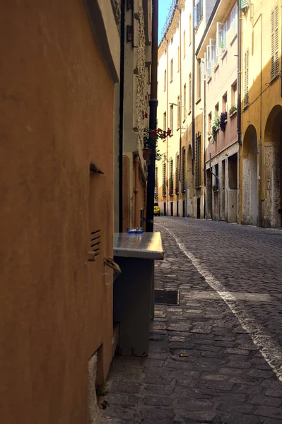 Keskeny Macskaköves Utca Árnyékban Egy Pad Egy Olasz Városban Egy — Stock Fotó