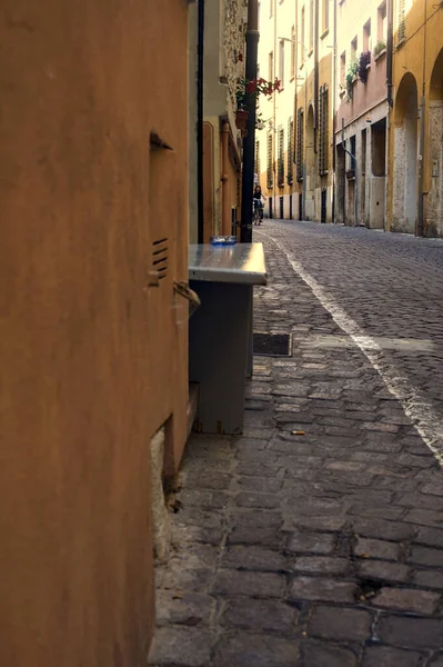 Στενό Πλακόστρωτο Δρομάκι Στη Σκιά Ένα Ξύλινο Παγκάκι Μια Ιταλική — Φωτογραφία Αρχείου