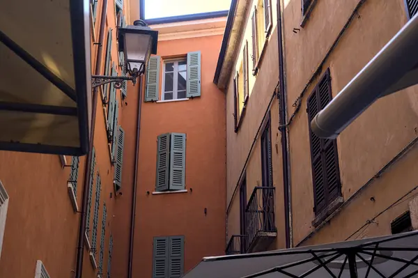 Häuserfassaden Einer Gasse Einer Italienischen Stadt Stockbild
