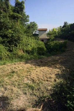 İtalya 'nın kırsal kesiminde toprak bir patikanın yanındaki parkta inşa edilmiş.