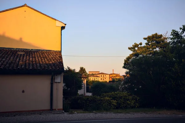Haus Rande Einer Landstraße Bei Sonnenuntergang — Stockfoto