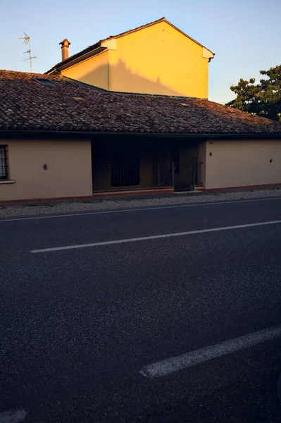 Casa Margini Una Strada Campagna Tramonto — Foto Stock