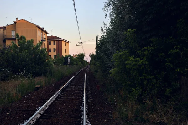 日没時にイタリアの町の鉄道線路 — ストック写真