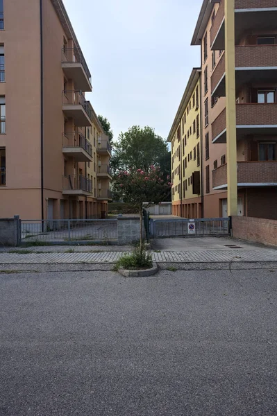 Kapuk Átjáró Lakóépületek Között Utcáról Nézve Egy Olasz Faluban Naplementekor — Stock Fotó