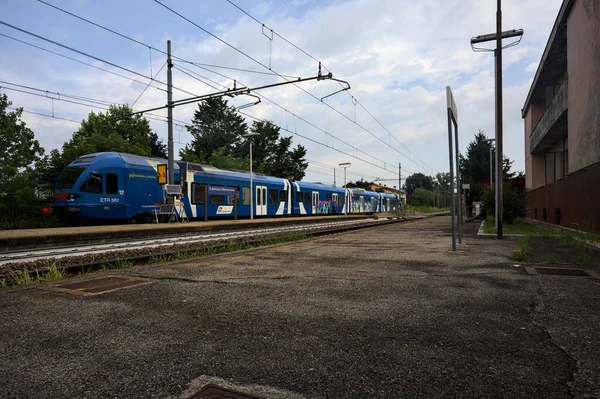 Vonat Érkezik Egy Állomásra Olasz Vidéken Egy Felhős Napon — Stock Fotó