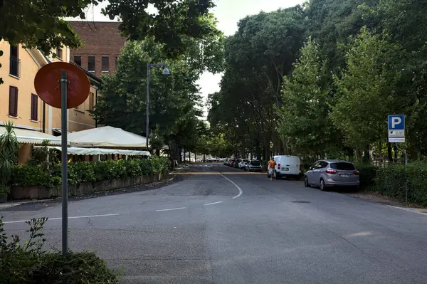 Allee Neben Einem Park Mit Geparkten Autos Rand Einer Italienischen — Stockfoto