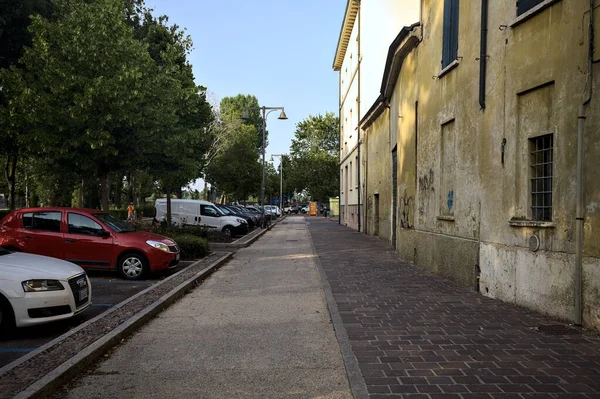 Pavimento Junto Edificio Coches Aparcados Una Ciudad Italiana Atardecer —  Fotos de Stock
