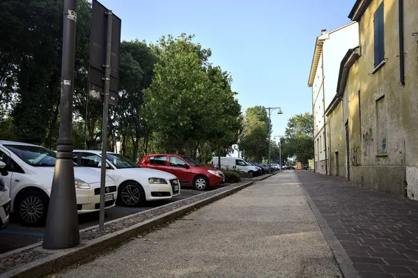 Pflaster Neben Einem Gebäude Und Geparkte Autos Einer Italienischen Stadt — Stockfoto