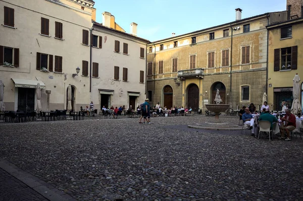 Brukowany Plac Fontanną Ludźmi Siedzącymi Przy Stolikach Włoskim Miasteczku Zachodzie — Zdjęcie stockowe