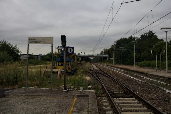 Eisenbahngleise Und Ein Servicefahrzeug Auf Einem Gleis Von Seinem Rand — Stockfoto