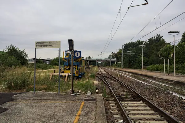 Järnvägsspår Och Ett Servicefordon Ett Spår Sett Från Dess Kant — Stockfoto