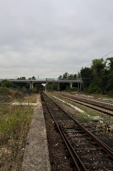 Railroad Passes Small Viaduct Cloudy Day Itallan Countryside Seen Edge — Stock Photo, Image