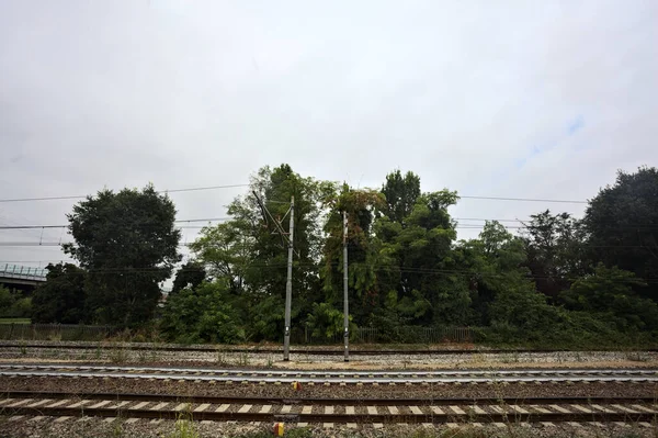 Talya Kırsalında Bulutlu Bir Günde Ağaçlarla Çevrili Boş Demiryolu — Stok fotoğraf