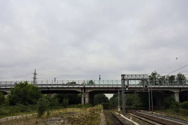 Ferrovia Che Passa Sotto Piccolo Viadotto Una Giornata Nuvolosa Nella — Foto Stock