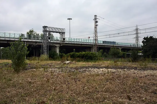 Järnväg Som Passerar Liten Viadukt Mulen Dag Den Itallan Landsbygden — Stockfoto