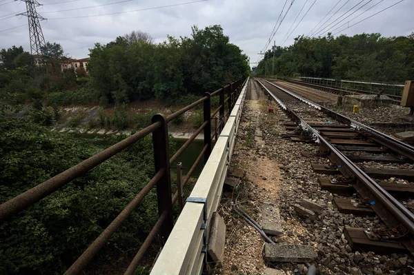 Ponte Ferroviária Sobre Canal Diversão Dia Nublado Paisagem Italiana — Fotografia de Stock