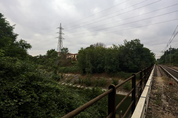Talya Kırsalında Bulutlu Bir Günde Eğlence Kanalı Üzerinde Demiryolu Köprüsü — Stok fotoğraf