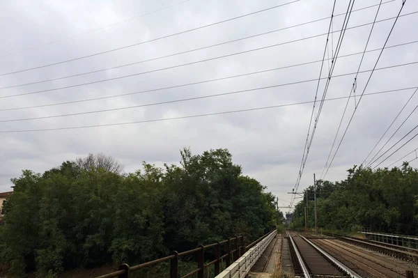 Spoorwegbrug Een Afleidingskanaal Een Bewolkte Dag Het Italiaanse Platteland — Stockfoto