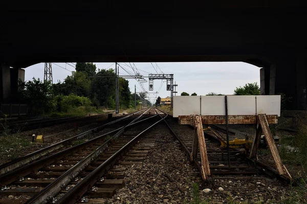 Binari Senza Uscita Una Ferrovia Una Giornata Nuvolosa Nella Campagna — Foto Stock