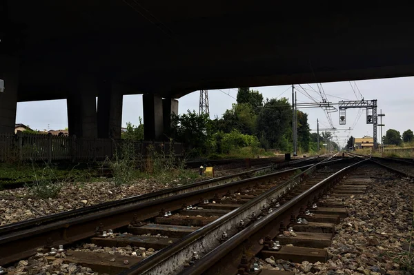 Eisenbahngleise Schatten Unter Einem Viadukt Einem Bewölkten Tag Der Italienischen — Stockfoto
