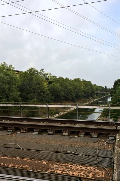 Železniční Most Přes Diverzifikační Kanál Zamračený Den Italském Venkově — Stock fotografie