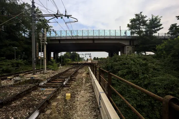 Järnvägen Passerar Viadukt Sett Från Bro Molnig Dag Den Italienska — Stockfoto