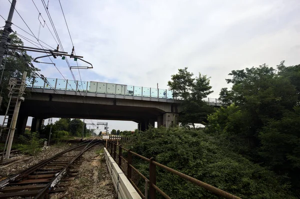 Ferrovia Che Passa Sotto Viadotto Visto Ponte Una Giornata Nuvolosa — Foto Stock