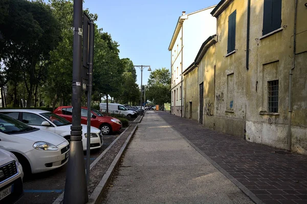 Pflaster Neben Einem Gebäude Und Geparkte Autos Einer Italienischen Stadt — Stockfoto