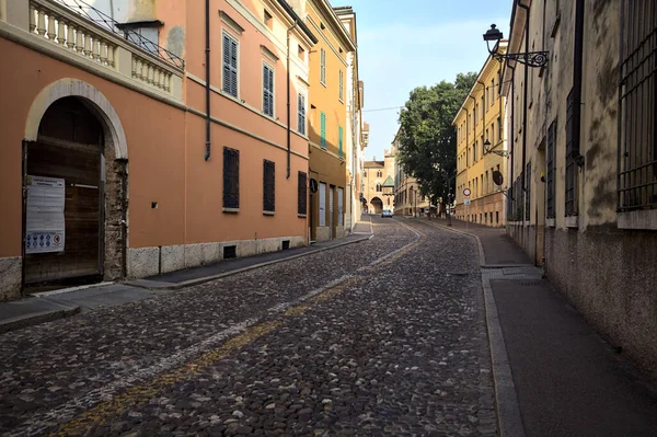 Avenida Empedrada Bordeada Por Edificios Históricos Una Ciudad Italiana Atardecer — Foto de Stock