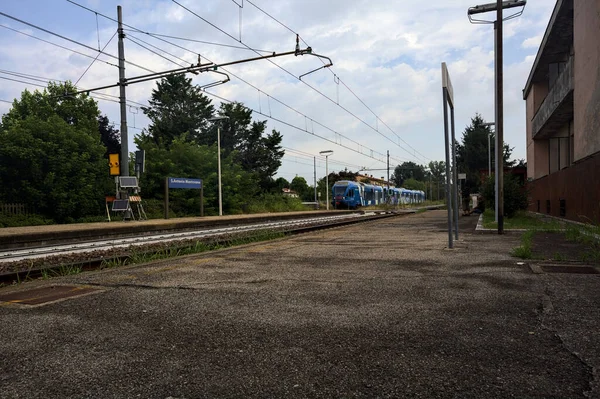 Comboio Chegando Uma Estação Campo Italiano Dia Nublado — Fotografia de Stock