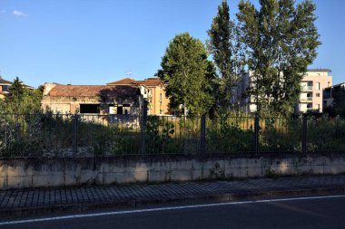 Gün batımında bir İtalyan kasabasında terk edilmiş bir depo.